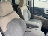 運転席まわりには十分なスペースがあり、大柄な方でもゆったり運転していただける環境です。