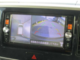 自車を真上から見下ろすように映し出すので周囲の状況が分かるアラウンドビューモニター搭載。フロントカメラとしても使用できます。車庫入れなど苦手な人の頼りになる助っ人です。