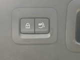 【パワーバックドア】スマートキーや運転席のボタンを押すだけでリアゲートが自動で開閉します!荷物を持っている時や、高い位置にあるバックドアを閉める際に便利な機能です♪