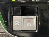 指先だけで簡単に操作が可能な電動パーキングブレーキを採用。「HOLD」スイッチを押すと、渋滞や信号待ちなどでブレーキペダルから足を離しても、ブレーキを保持するので安心です