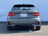 Audiのリヤディフューザーは、車両の後方での空気の流れを整え、乱流を減少させることで、走行安定性を向上させます。またスポーティで洗練された外観を提供し、全体のスタイルに一体感を持たせます。