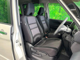 運転席まわりには十分なスペースがあり、大柄な方でもゆったり運転していただける環境です。