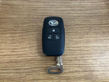 【スマートキー】 スマートキーを携帯していれば、ドアハンドルのボタンを押してロックの解除ができ、パワースライドドアもワンタッチで開閉できます。