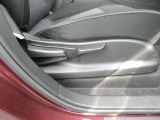 運転席シートには手動式のシートリフター機能が備わっています。