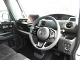 ★運転席周辺★大きなフロントガラスで見晴らしよく運転しやすい設計と、広くてゆとりのある運転席。楽な姿勢で座ることが出来るので長時間の運転でも疲れにくいですし体もぶれにくく工夫されています!