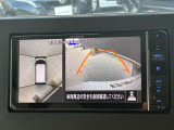 真上から見下ろすような映像で、車庫入れや縦列駐車時に、自車と駐車位置の関係をひと目で確認でき、スムースな駐車をサポート。動く物を検知してお知らせすることで、発進時の安全確認もサポートします。