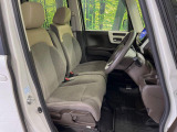 運転席まわりには十分なスペースがあり、大柄な方でもゆったり運転していただける環境です。