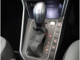 レザーシフト、プッシュスタート、駐車支援システム付きです。