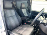 運転席まわりには十分なスペースがあり、大柄な方でもゆったり運転していただける環境です。