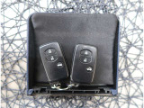 【スマートキー】キーをバッグやポケットに入れたままでもドアロックの開閉が出来るほか、エンジンキーを挿さなくてもエンジンスタートストップが出来ます。