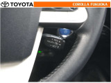 高速道路などを一定の速度で走行したい場合に、スイッチを操作することでアクセルペダルを踏まずに定速走行できます。