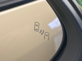 【ブラインドスポットモニター】走行中、ドアミラーの死角になりやすい箇所に後続車が接近するとサイドミラーのレンズに警告を表示!ドライバーに注意喚起をしてくれます。