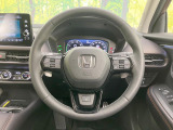 インテリアに合わせたデザインのステアリングは、運転される方のことも考え、運転しやすい形状、大きさです。是非一度、実際に触ってお確かめください。