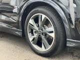 20インチ純正アルミホイール装備 全車両に標準装備の純正アルミホイールは、純正ならではのバランスの良いデザインと、走行安定性をお楽しみ頂けます。