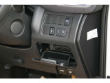 ★運転席からでも両側パワースライドドアの開閉することができます。荷物で手が塞がっていても、足のアクションで扉が開くハンズフリー機能も搭載。