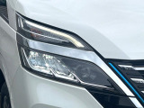 【LEDヘッドライト】悪天候や夜間走行時も良好な視界を確保し安心して運転できる高輝度LEDヘッドライトを装備!点灯速度が早く、消費電力も抑えられています。