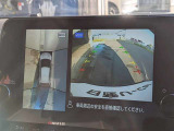 アラウンドビューモニター。上空から見下ろしているかのような映像を映し出して周囲を確認し、スムースな駐車をアシストします。