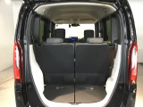 トランクの広さは、どうです、たくさんの荷物が積めますよ。