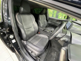 運転席まわりには十分なスペースがあり、大柄な方でもゆったり運転していただける環境です。