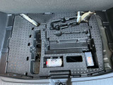 ラゲッジ下部にはパンク修理キットなどが収納されています