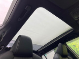【ガラスルーフ】ガラスルーフ搭載で車内の解放感が一気にアップ!開放的なドライブをお楽しみいただけます。
