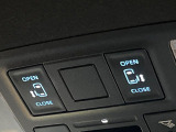 【両側パワースライドドア】スマートキーや運転席のスイッチで後席両側スライドドアの開閉が可能♪電動だから力を入れてドアを開ける必要が無く、小さなお子様でも簡単に開け閉めでき快適です♪