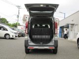 バックドアは上開き跳ね上げ式で、開口も広め!スムーズな荷物の出し入れでアウトドアも楽しくなりそう♪