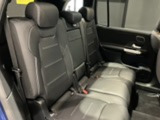メルセデス・ベンツの定める厳しい基準をクリアしたお車のみをご案内させて頂きます。納車前整備はメーカー規定に基づき当店3Fの指定工場で入念に行なわれます。熟練のメカニックがお客様のお車を整備致します。