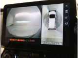 パノラミックビューモニター付きです。車両を上から見たような映像をディスプレイオーディオ画面に表示。運転席からの目視だけでは見にくい、車両周辺の状況をリアルタイムでしっかり確認できます。