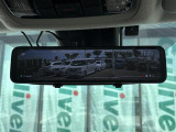 【デジタルルームミラー】車両後方カメラの映像をルームミラーに映すことが出来ます。 そのため、後席に人や荷物があって後方が見えづらい場合でもしっかり視界を確保することが出来ます。