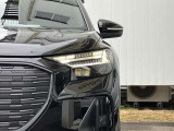 マトリクスLEDヘッドライト装備 複数のセンサーとカメラによって他車や歩行者を検出。ドライバーや歩行者の視界を妨げることが無いように、約1億通りの自動配光が可能です。