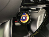 ステアリングシフトが装備されております。ステアリングから手を離さずにシフトチェンジができます。マニュアルモードをご選択頂くことにより、よりアグレッシブな走行が可能となります。
