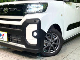 【LEDヘッドライト】悪天候や夜間走行時も良好な視界を確保し安心して運転できる高輝度LEDヘッドライトを装備!点灯速度が早く、消費電力も抑えられています。