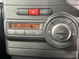 【オートエアコン】一度お好みの温度に設定すれば、車内の温度を検知し風量や温度を自動で調整。暑い&hellip;寒い&hellip;と何度もスイッチ操作をする必要はありません。快適な車内空間には必須の機能ですね♪