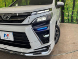 【LEDヘッドライト】悪天候や夜間走行時も良好な視界を確保し安心して運転できる高輝度LEDヘッドライトを装備!点灯速度が早く、消費電力も抑えられています。
