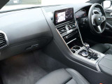 視線の先に自然と情報が集まり必要な操作へスムーズに手が届くBMWならではのコックピット。洗練されたデザインと上質な素材が調和し乗り込んだ瞬間からドライバーの走る歓びを日常に感じる空間です。