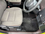 運転席シート足元です。