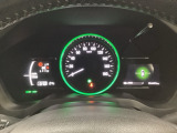 ハイブリット車専用のメーターです。中央のスピードメーターより左右のサブデスプレイで燃費や動力伝達などの情報が見れるようになっています。