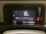 デジタル表示のスピードメーターとタコメーター、燃費やオドメーターなどの表示の他に、ホンダセンシング機能などの表示もできる多機能なマルチインフォメーション・ディスプレイです。