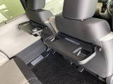 折りたたみ式のシートバックテーブルは限られた空間を有効活用。車内の家族時間をもっと快適に。休憩時のちょっとした小物置に使える、前席背面の格納式テーブルが付いています。