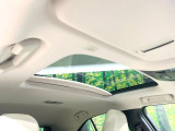 【サンルーフ】開放感たっぷりの希少装備、サンルーフが装着されています!車内に明かりを取り入れたり景色を楽しむ以外にも、車内の空気も簡単に換気できて快適です!