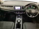 車内は光触媒抗菌消臭施工済です。スタイリッシュなデザインでスポーティなインパネ周りを演出します。グローブボックスやカップホルダーのほかにトレーなどたくさんの収納スペースが付いています。