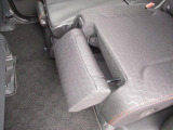 足元の位置や角度を調節することで、足を伸ばしたり荷物の落下防止といった様々な機能を活用できる【マルチユースフラップ】