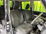 運転席まわりには十分なスペースがあり、大柄な方でもゆったり運転していただける環境です。