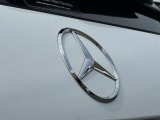 メルセデス・ベンツ[認定中古車]は、メルセデス・ベンツ日本株式会社が認定する中古車保証制度が適用される中古車です。これは正規販売店のみの特典です。