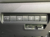 【パワーバックドア】スマートキーや運転席のボタンを押すだけでリアゲートが自動で開閉します!荷物を持っている時や、高い位置にあるバックドアを閉める際に便利な機能です♪