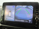 自車を真上から見下ろすように映し出すので周囲の状況が分かるアラウンドビューモニター搭載。フロントカメラとしても使用できます。車庫入れなど苦手な人の頼りになる助っ人です。