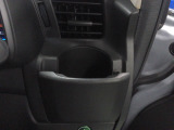 運転席右側の手の届きやすい位置にドリンクホルダーがあります。