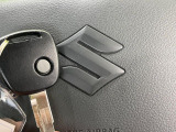 【キーレス】少し離れた場所からでもボタン一つでドアの開錠・施錠ができるのでとっても便利!ドアの鍵穴周りに傷をつけることもありません♪