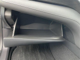 【グローブボックス】大容量のグローブボックスです!!車検証ケース他、日頃使う小物類の収納スペースもたくさんあります!